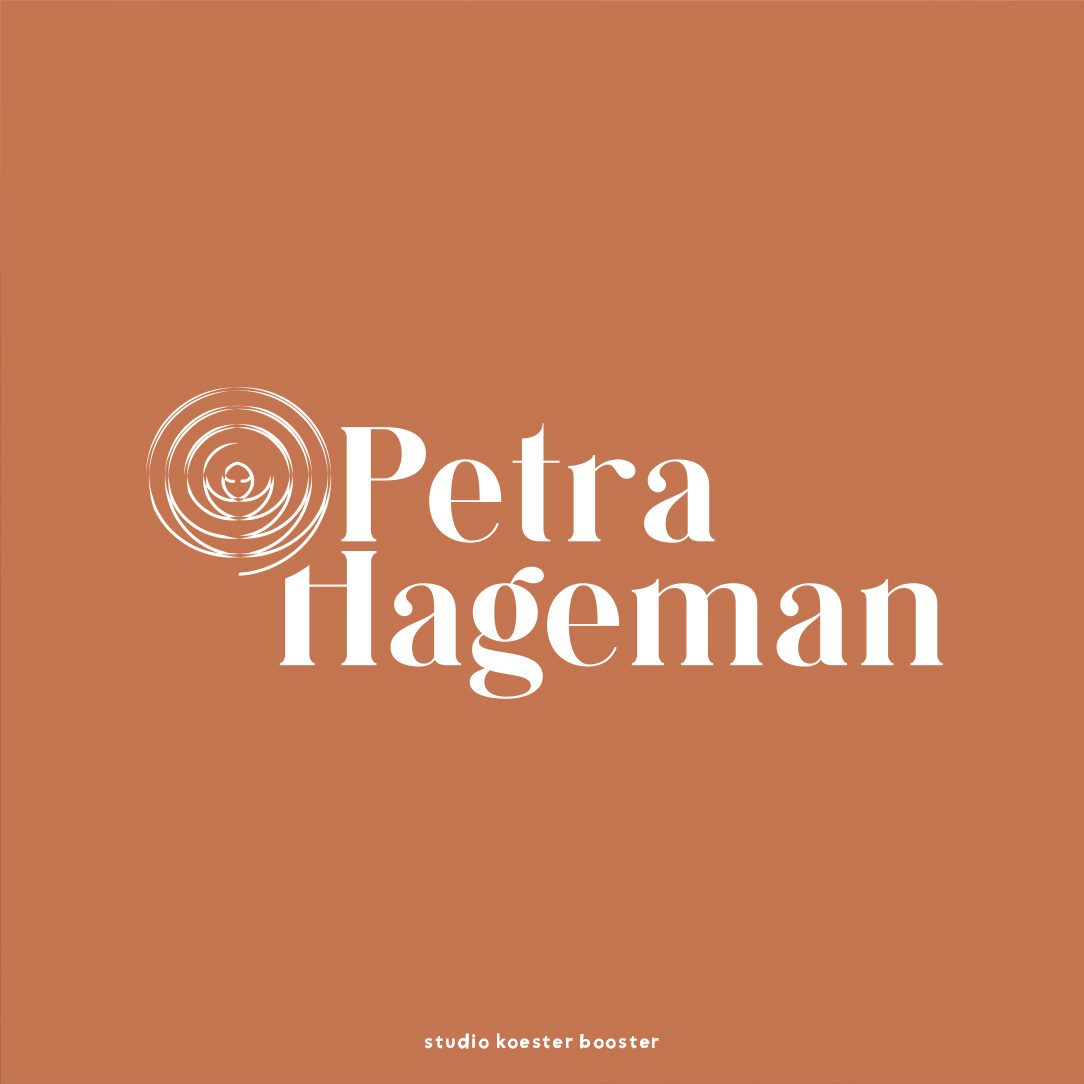 Wit logo van Petra Hageman op een terra kleurige achtergrond