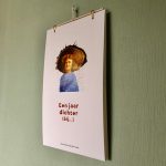 foto van kalender die aan een groene muur hangt
