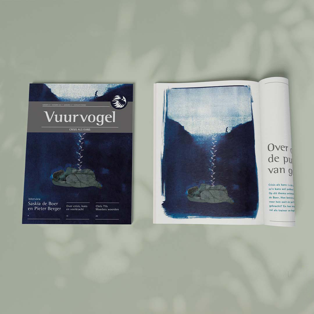 Openliggend magazine met een donkerblauwe illustratie op de cover en in de binnenzijde